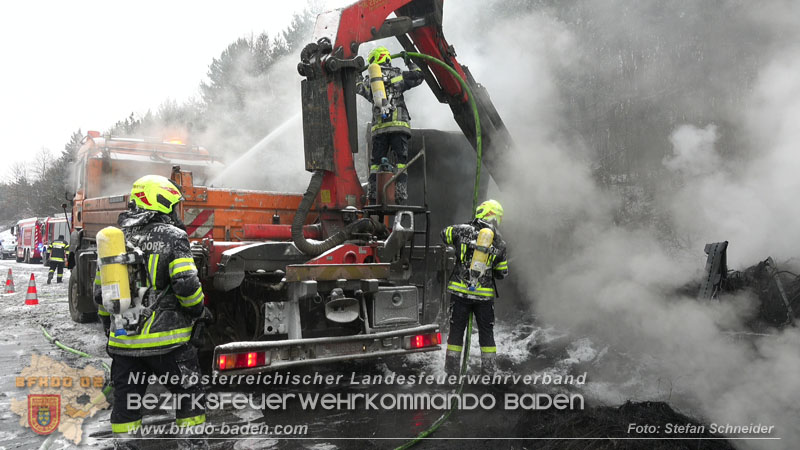 20260109_Vollbrand LKW Sattelzug auf der A21 bei Heiligenkreuz N� fordert Einsatzkr�fte �ber Stunden  Foto: Stefan Schneider BFKDO BADEN