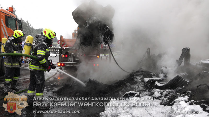 20260109_Vollbrand LKW Sattelzug auf der A21 bei Heiligenkreuz N� fordert Einsatzkr�fte �ber Stunden  Foto: Stefan Schneider BFKDO BADEN