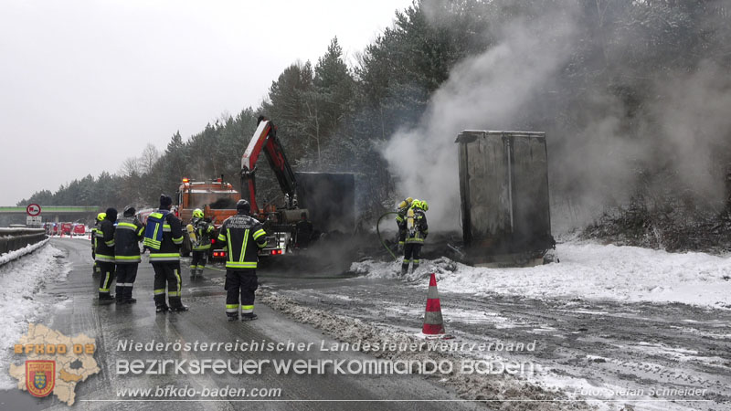 20260109_Vollbrand LKW Sattelzug auf der A21 bei Heiligenkreuz N� fordert Einsatzkr�fte �ber Stunden  Foto: Stefan Schneider BFKDO BADEN