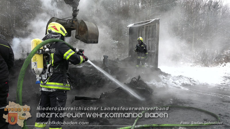 20260109_Vollbrand LKW Sattelzug auf der A21 bei Heiligenkreuz N� fordert Einsatzkr�fte �ber Stunden  Foto: Stefan Schneider BFKDO BADEN