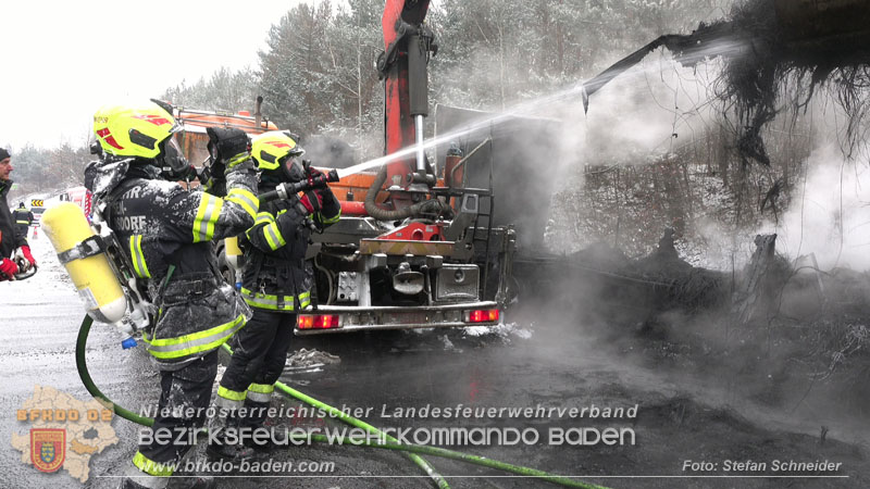 20260109_Vollbrand LKW Sattelzug auf der A21 bei Heiligenkreuz N� fordert Einsatzkr�fte �ber Stunden  Foto: Stefan Schneider BFKDO BADEN