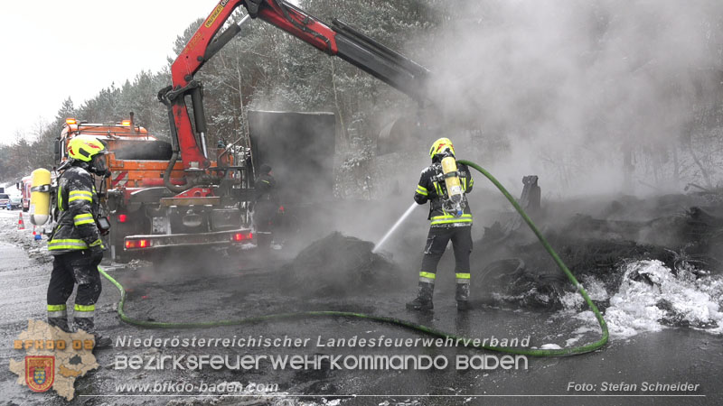 20260109_Vollbrand LKW Sattelzug auf der A21 bei Heiligenkreuz N� fordert Einsatzkr�fte �ber Stunden  Foto: Stefan Schneider BFKDO BADEN