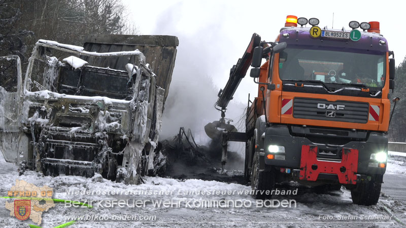 20260109_Vollbrand LKW Sattelzug auf der A21 bei Heiligenkreuz N� fordert Einsatzkr�fte �ber Stunden  Foto: Stefan Schneider BFKDO BADEN