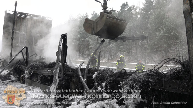 20260109_Vollbrand LKW Sattelzug auf der A21 bei Heiligenkreuz N� fordert Einsatzkr�fte �ber Stunden  Foto: Stefan Schneider BFKDO BADEN