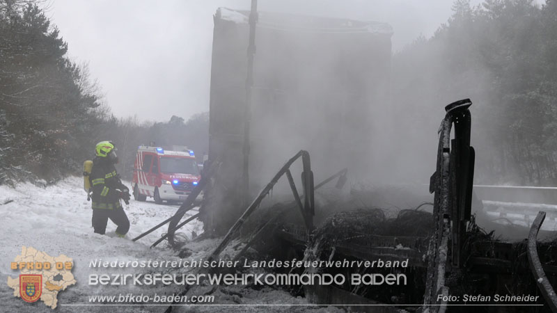 20260109_Vollbrand LKW Sattelzug auf der A21 bei Heiligenkreuz N� fordert Einsatzkr�fte �ber Stunden  Foto: Stefan Schneider BFKDO BADEN