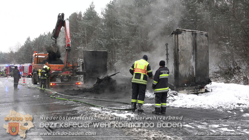 20260109_Vollbrand LKW Sattelzug auf der A21 bei Heiligenkreuz N� fordert Einsatzkr�fte �ber Stunden  Foto: Stefan Schneider BFKDO BADEN