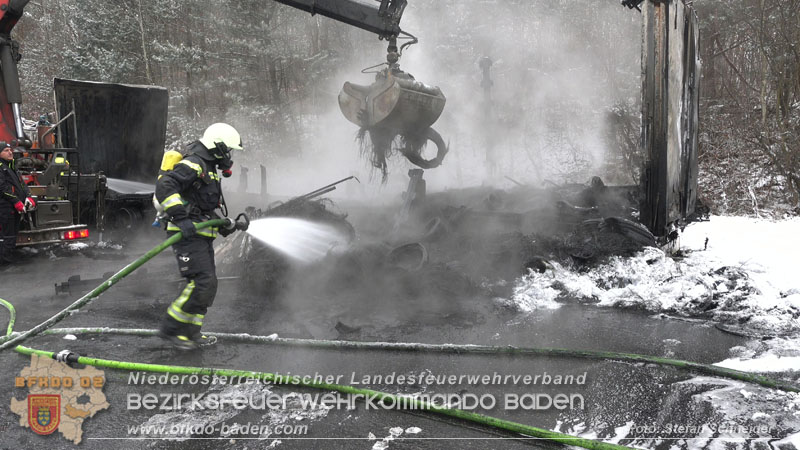 20260109_Vollbrand LKW Sattelzug auf der A21 bei Heiligenkreuz N� fordert Einsatzkr�fte �ber Stunden  Foto: Stefan Schneider BFKDO BADEN