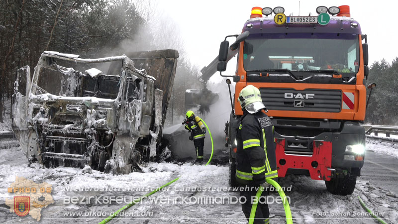 20260109_Vollbrand LKW Sattelzug auf der A21 bei Heiligenkreuz N� fordert Einsatzkr�fte �ber Stunden  Foto: Stefan Schneider BFKDO BADEN