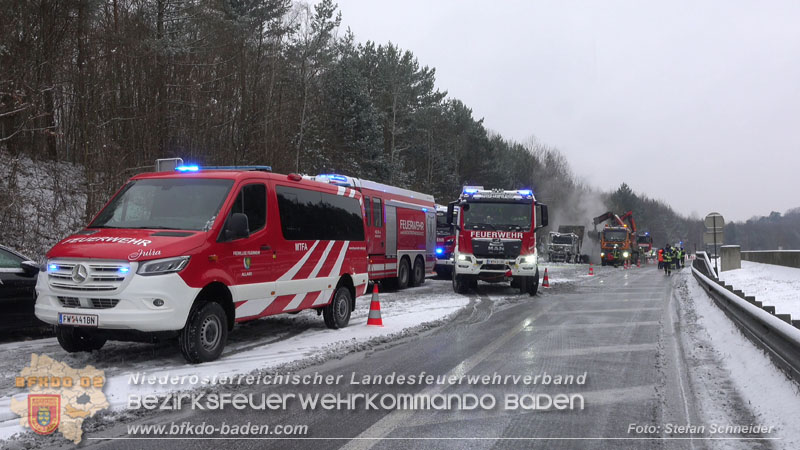 20260109_Vollbrand LKW Sattelzug auf der A21 bei Heiligenkreuz N� fordert Einsatzkr�fte �ber Stunden  Foto: Stefan Schneider BFKDO BADEN