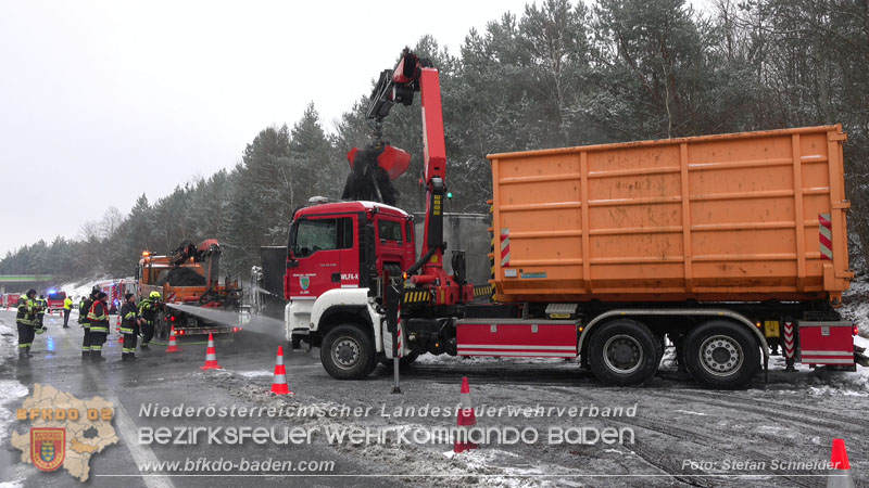 20260109_Vollbrand LKW Sattelzug auf der A21 bei Heiligenkreuz N� fordert Einsatzkr�fte �ber Stunden  Foto: Stefan Schneider BFKDO BADEN
