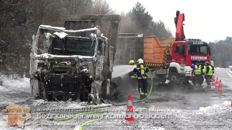 20260109_Vollbrand LKW Sattelzug auf der A21 bei Heiligenkreuz N� fordert Einsatzkr�fte �ber Stunden  Foto: Stefan Schneider BFKDO BADEN