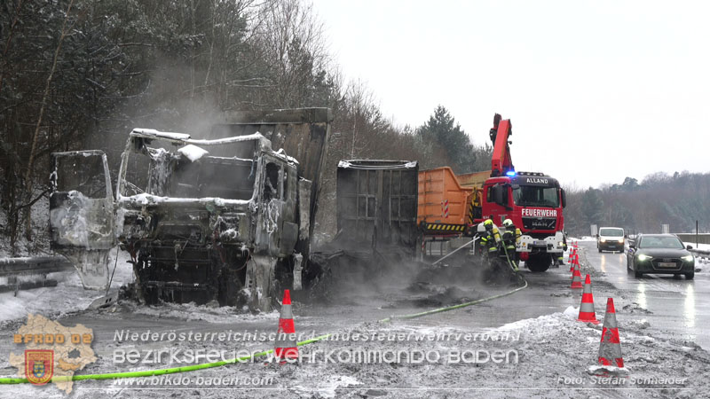20260109_Vollbrand LKW Sattelzug auf der A21 bei Heiligenkreuz N� fordert Einsatzkr�fte �ber Stunden  Foto: Stefan Schneider BFKDO BADEN