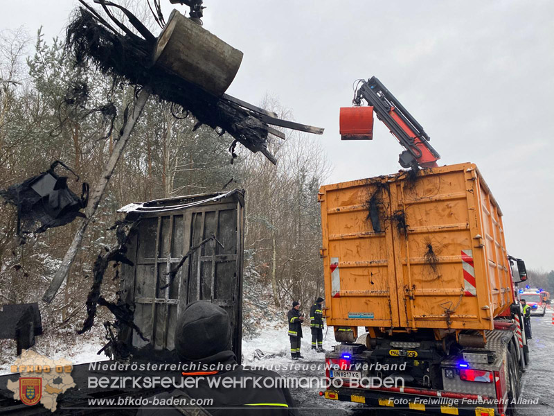 20260109_Vollbrand LKW Sattelzug auf der A21 bei Heiligenkreuz N� fordert Einsatzkr�fte �ber Stunden  Foto: FF Alland