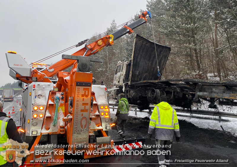 20260109_Vollbrand LKW Sattelzug auf der A21 bei Heiligenkreuz N� fordert Einsatzkr�fte �ber Stunden  Foto: FF Alland