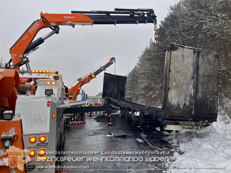 20260109_Vollbrand LKW Sattelzug auf der A21 bei Heiligenkreuz N� fordert Einsatzkr�fte �ber Stunden  Foto: FF Alland