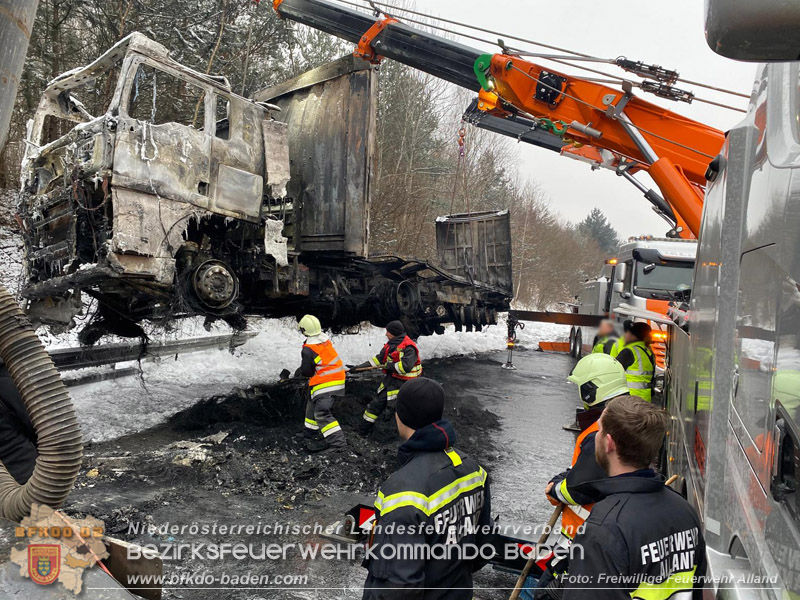 20260109_Vollbrand LKW Sattelzug auf der A21 bei Heiligenkreuz N� fordert Einsatzkr�fte �ber Stunden Foto: FF Alland