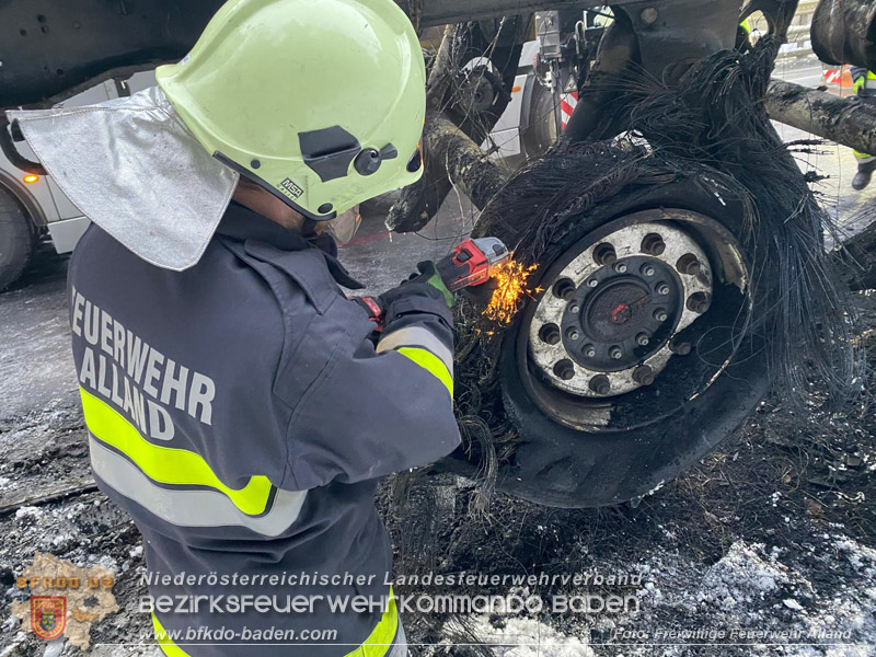 20260109_Vollbrand LKW Sattelzug auf der A21 bei Heiligenkreuz N� fordert Einsatzkr�fte �ber Stunden Foto: FF Alland