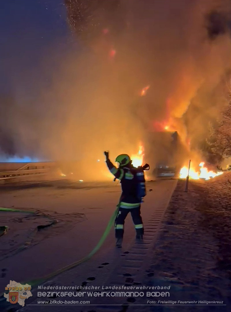 20260109_Vollbrand LKW Sattelzug auf der A21 bei Heiligenkreuz N� fordert Einsatzkr�fte �ber Stunden Foto: FF Heiligenkreuz