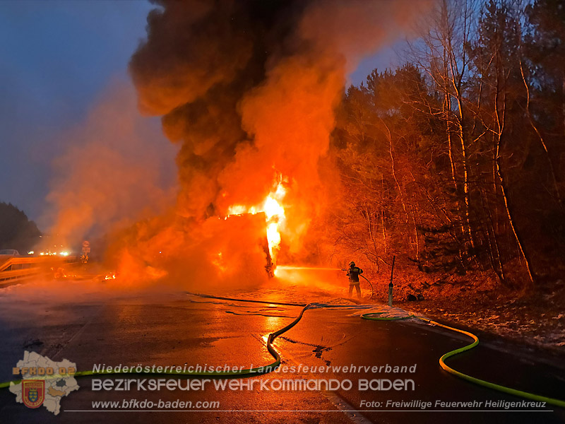 20260109_Vollbrand LKW Sattelzug auf der A21 bei Heiligenkreuz N� fordert Einsatzkr�fte �ber Stunden Foto: FF Heiligenkreuz