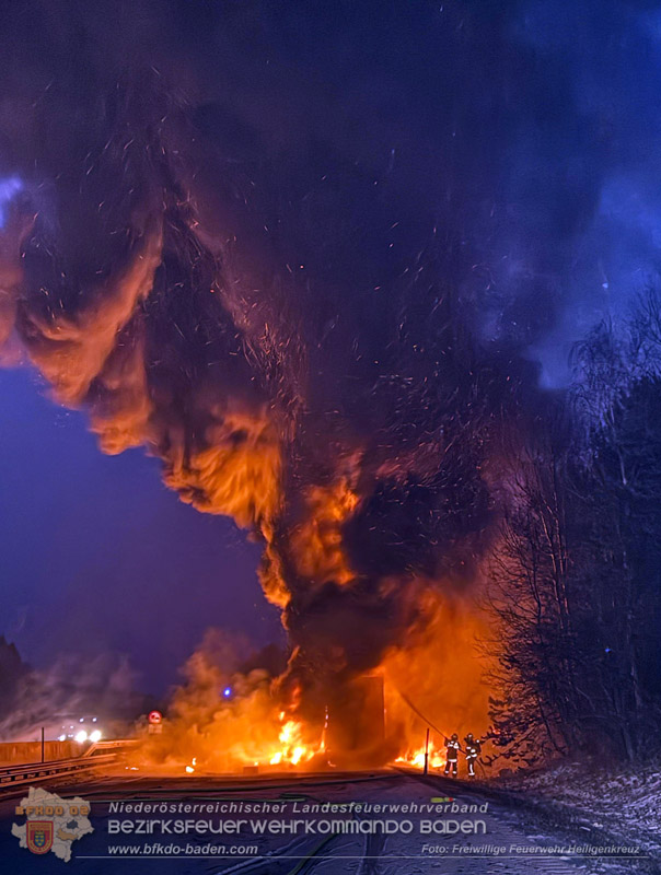 20260109_Vollbrand LKW Sattelzug auf der A21 bei Heiligenkreuz N� fordert Einsatzkr�fte �ber Stunden Foto: FF Heiligenkreuz