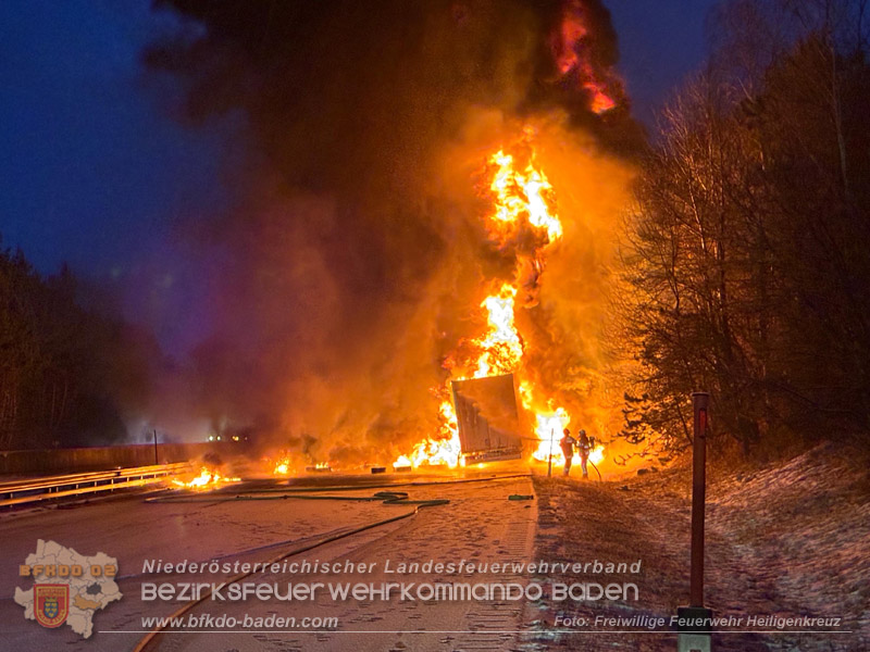 20260109_Vollbrand LKW Sattelzug auf der A21 bei Heiligenkreuz N� fordert Einsatzkr�fte �ber Stunden Foto: FF Heiligenkreuz