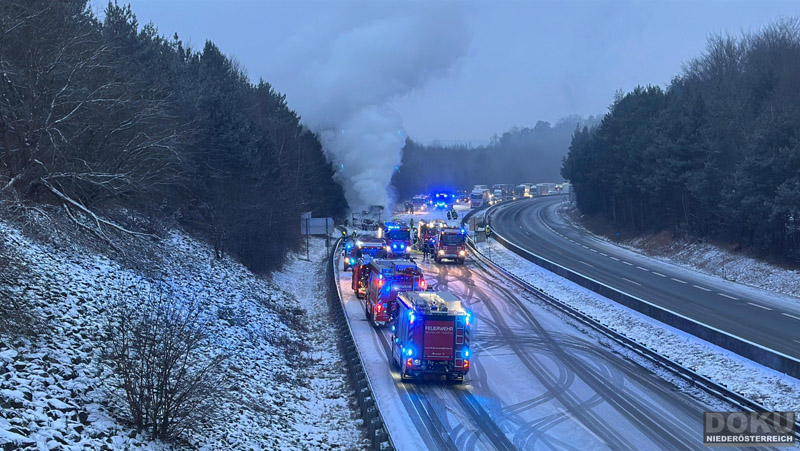20260109_Vollbrand LKW Sattelzug auf der A21 bei Heiligenkreuz N� fordert Einsatzkr�fte �ber Stunden Foto: DOKU N� / Helmuth Stamberg