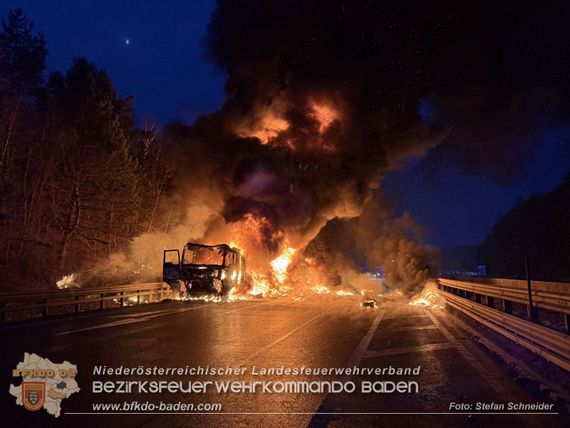 20260109_Vollbrand LKW Sattelzug auf der A21 bei Heiligenkreuz N� fordert Einsatzkr�fte �ber Stunden  Foto: Stefan Schneider BFKDO BADEN