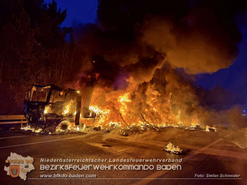 20260109_Vollbrand LKW Sattelzug auf der A21 bei Heiligenkreuz N� fordert Einsatzkr�fte �ber Stunden  Foto: Stefan Schneider BFKDO BADEN