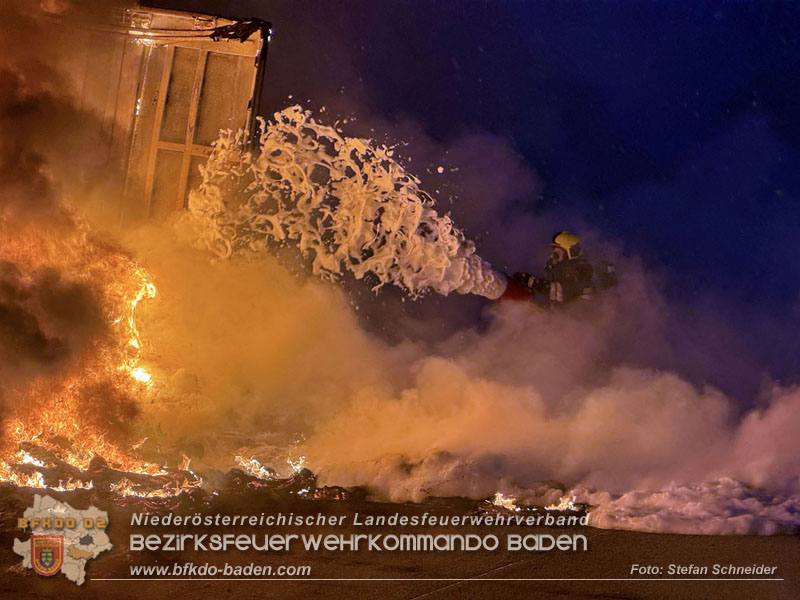 20260109_Vollbrand LKW Sattelzug auf der A21 bei Heiligenkreuz N� fordert Einsatzkr�fte �ber Stunden  Foto: Stefan Schneider BFKDO BADEN