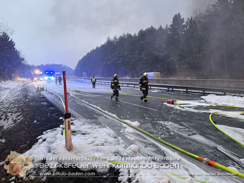 20260109_Vollbrand LKW Sattelzug auf der A21 bei Heiligenkreuz N� fordert Einsatzkr�fte �ber Stunden  Foto: Stefan Schneider BFKDO BADEN