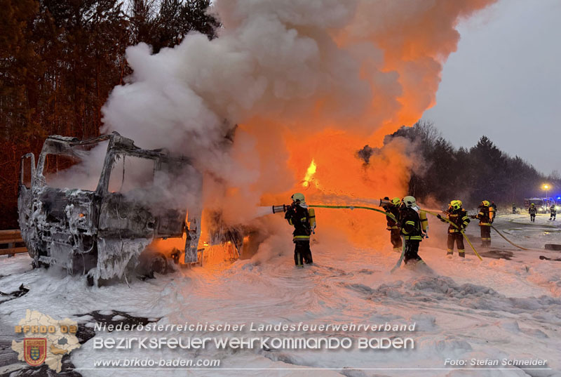 20260109_Vollbrand LKW Sattelzug auf der A21 bei Heiligenkreuz N� fordert Einsatzkr�fte �ber Stunden  Foto: Stefan Schneider BFKDO BADEN