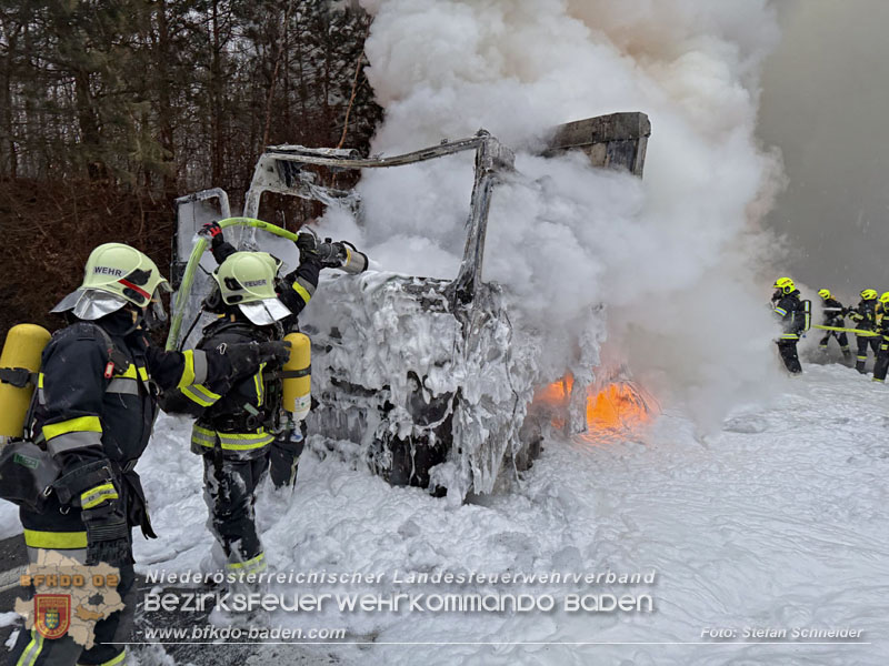20260109_Vollbrand LKW Sattelzug auf der A21 bei Heiligenkreuz N� fordert Einsatzkr�fte �ber Stunden  Foto: Stefan Schneider BFKDO BADEN
