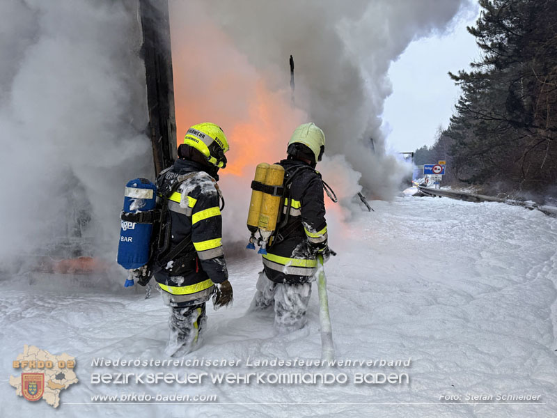 20260109_Vollbrand LKW Sattelzug auf der A21 bei Heiligenkreuz N� fordert Einsatzkr�fte �ber Stunden Foto: Stefan Schneider BFKDO BADEN