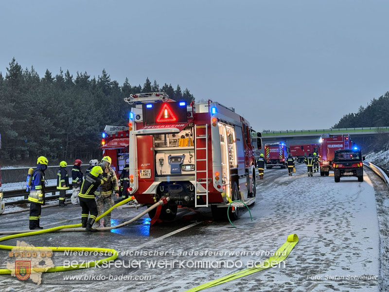 20260109_Vollbrand LKW Sattelzug auf der A21 bei Heiligenkreuz N� fordert Einsatzkr�fte �ber Stunden Foto: Stefan Schneider BFKDO BADEN