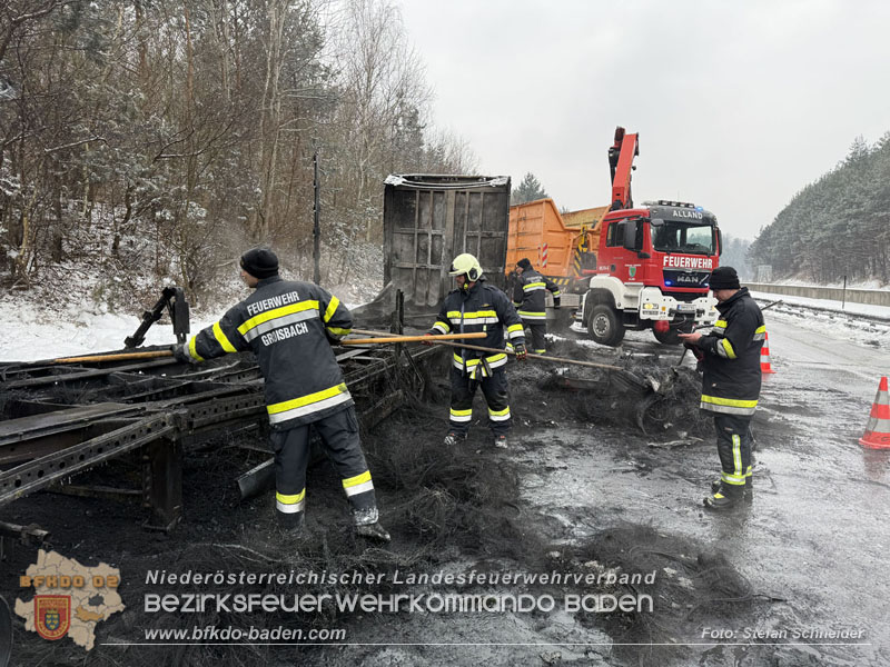 20260109_Vollbrand LKW Sattelzug auf der A21 bei Heiligenkreuz N� fordert Einsatzkr�fte �ber Stunden Foto: Stefan Schneider BFKDO BADEN