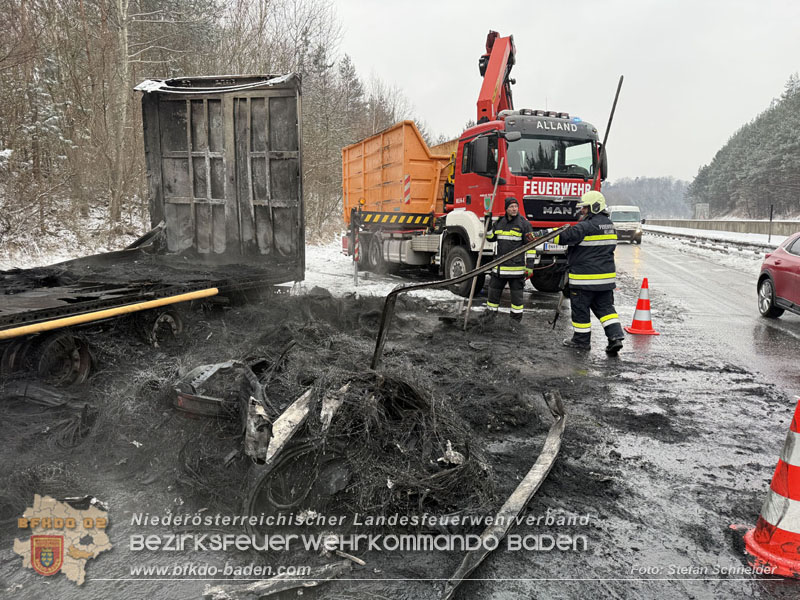 20260109_Vollbrand LKW Sattelzug auf der A21 bei Heiligenkreuz N� fordert Einsatzkr�fte �ber Stunden Foto: Stefan Schneider BFKDO BADEN
