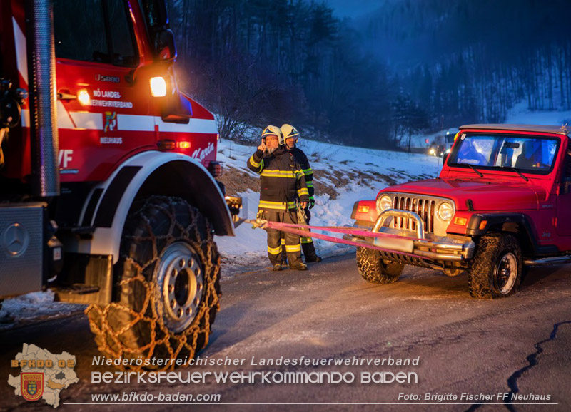 20260122_ahrzeugüberschlag auf der L4004 bei Schwarzensee Foto: BM Brigitte Fischer FF Neuhaus
