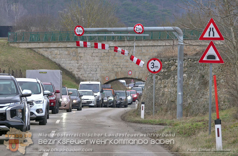 20260211_Sattelzug blockiert L4010 bei missgl�cktem Wendeman�ver in Pfaffst�tten Ein�dstra�e   Foto: Stefan Schneider BFKDO BADEN