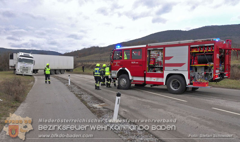 20260211_Sattelzug blockiert L4010 bei missgl�cktem Wendeman�ver in Pfaffst�tten Ein�dstra�e   Foto: Stefan Schneider BFKDO BADEN