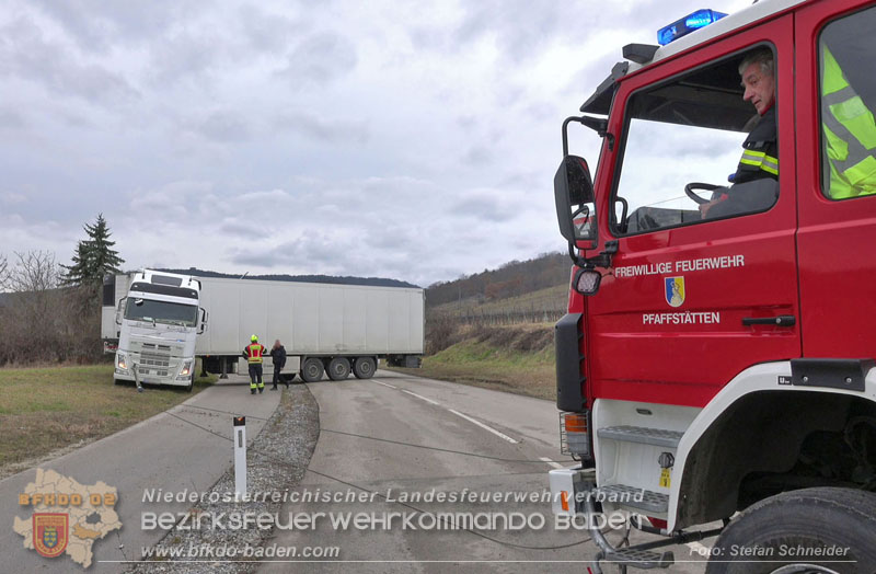 20260211_Sattelzug blockiert L4010 bei missgl�cktem Wendeman�ver in Pfaffst�tten Ein�dstra�e Foto: Stefan Schneider BFKDO BADEN