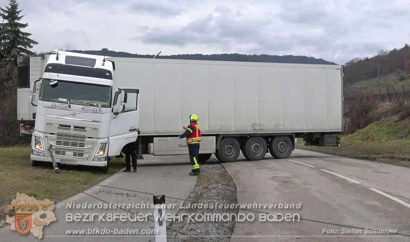 20260211_Sattelzug blockiert L4010 bei missgl�cktem Wendeman�ver in Pfaffst�tten Ein�dstra�e Foto: Stefan Schneider BFKDO BADEN