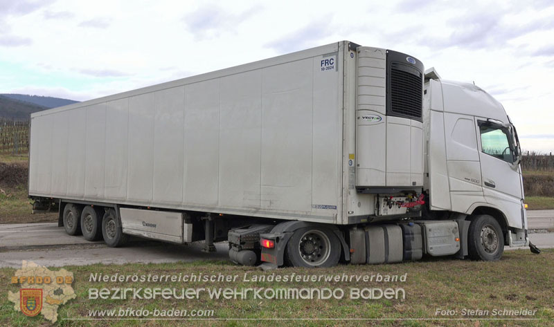 20260211_Sattelzug blockiert L4010 bei missgl�cktem Wendeman�ver in Pfaffst�tten Ein�dstra�e Foto: Stefan Schneider BFKDO BADEN