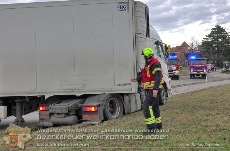 20260211_Sattelzug blockiert L4010 bei missgl�cktem Wendeman�ver in Pfaffst�tten Ein�dstra�e Foto: Stefan Schneider BFKDO BADEN