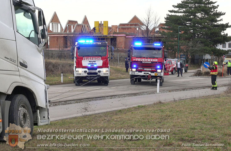 20260211_Sattelzug blockiert L4010 bei missgl�cktem Wendeman�ver in Pfaffst�tten Ein�dstra�e Foto: Stefan Schneider BFKDO BADEN
