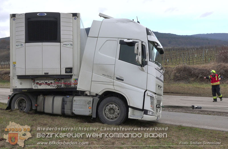 20260211_Sattelzug blockiert L4010 bei missgl�cktem Wendeman�ver in Pfaffst�tten Ein�dstra�e Foto: Stefan Schneider BFKDO BADEN