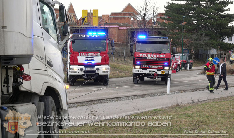 20260211_Sattelzug blockiert L4010 bei missgl�cktem Wendeman�ver in Pfaffst�tten Ein�dstra�e Foto: Stefan Schneider BFKDO BADEN