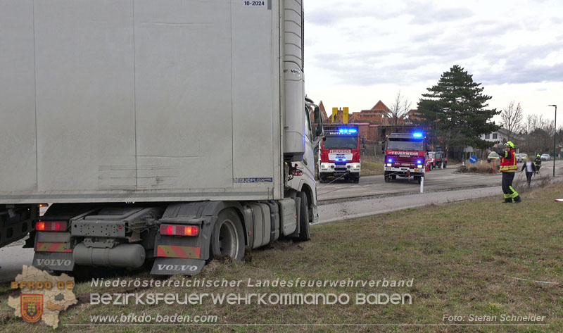 20260211_Sattelzug blockiert L4010 bei missgl�cktem Wendeman�ver in Pfaffst�tten Ein�dstra�e Foto: Stefan Schneider BFKDO BADEN