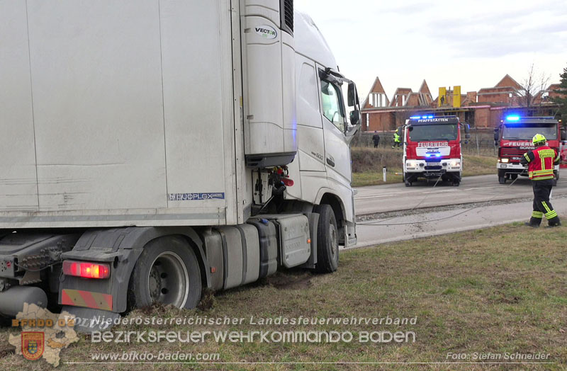 20260211_Sattelzug blockiert L4010 bei missgl�cktem Wendeman�ver in Pfaffst�tten Ein�dstra�e Foto: Stefan Schneider BFKDO BADEN