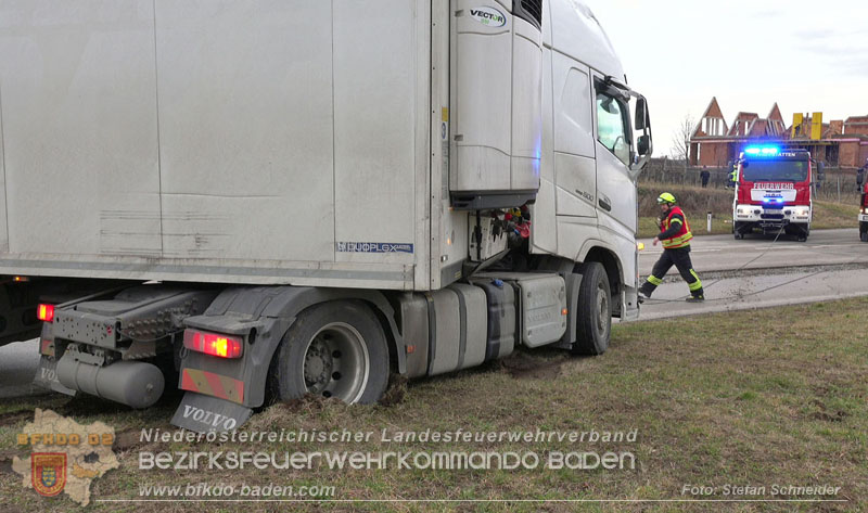 20260211_Sattelzug blockiert L4010 bei missgl�cktem Wendeman�ver in Pfaffst�tten Ein�dstra�e Foto: Stefan Schneider BFKDO BADEN
