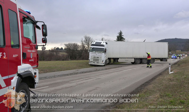 20260211_Sattelzug blockiert L4010 bei missgl�cktem Wendeman�ver in Pfaffst�tten Ein�dstra�e Foto: Stefan Schneider BFKDO BADEN